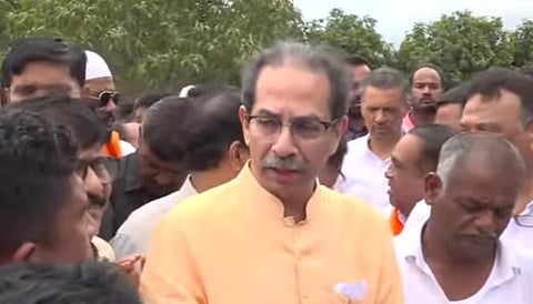 उध्दव ठाकरे थेट बांधावर ! शेतकऱ्यांशी साधला संवाद; दुष्काळी भागात पाहणी दौरा