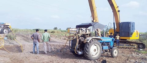 पाऊस नसल्याने आता विहिरी खोदण्याची कामे सुरू