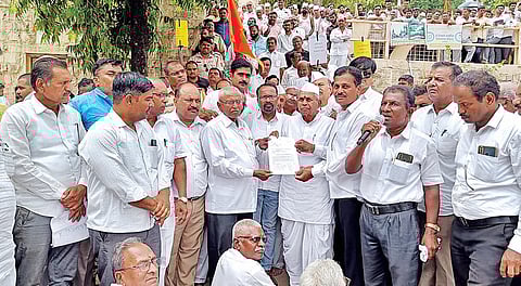 नेवासा : विश्वस्त देशमुख महाराजांची हकालपट्टी करा