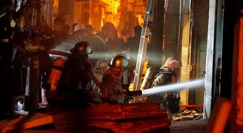 व्हिएतनाममधील हनोई येथे नऊ मजली इमारतीला मंगळवारी रात्री भीषण आग लागली.