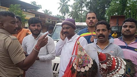 टोळी पोलिसांच्या ताब्यात