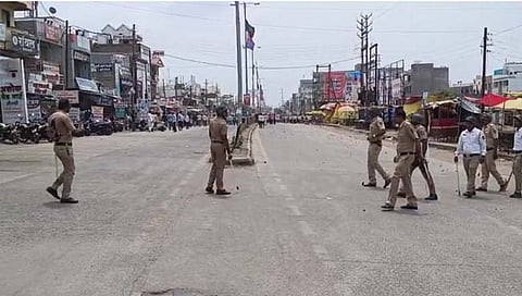 माजलगावात बँक आणि हॉटेलवर दगडफेक