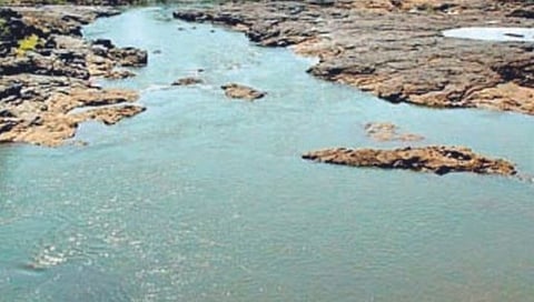 रत्नागिरी : अणदेरी येथे पऱ्यावर कपडे धुण्यासाठी गेलेल्या महिलेचे पाण्यात पडुन मृत्यू