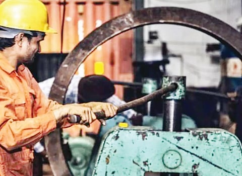 पिंपरी : बारा तास काम, तरीही कमी दाम! कंत्राटी कामगारांचे होतेय शोषण