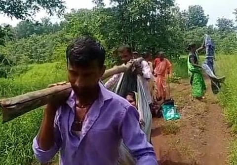 ठाणे : भरपावसात गरोदर मातेला डोलीतून घेऊन जाताना रस्त्यात झाली प्रसूती