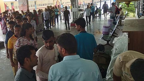 रायगड: नागोठणे रेल्वे स्थानकात चाकरमानी अडकले; प्रवाशांमध्ये गोंधळाचे वातावरण