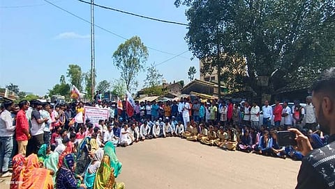 नाशिक: बोरगाव येथे आदिवासी समाजाचा रास्ता रोको