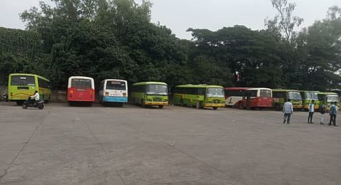 निपाणी येथील आगारात थांबून असलेल्या बसेस