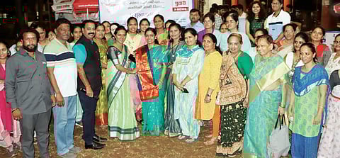 प्रतीकनगर सोसायटीतील सीमा मराठे पैठणीच्या मानकरी