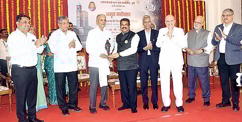 ज्येष्ठ शिक्षणतज्ज्ञ डॉ. शां. ब. मुजुमदार यांचा सन्मान करताना केंद्रीय शिक्षणमंत्री धर्मेंद्र प्रधान आणि या वेळी उपस्थित मान्यवर.