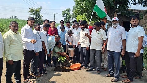 कोल्हापूर: भादोले- वाठार रस्त्यासाठी अधिकाऱ्यांना काळे फसण्याचा स्वाभिमानी संघटनेचा इशारा