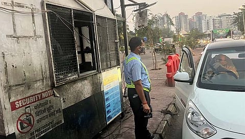 मुंबई: मनसैनिकांनी मुलुंड टोलनाका पेटवला