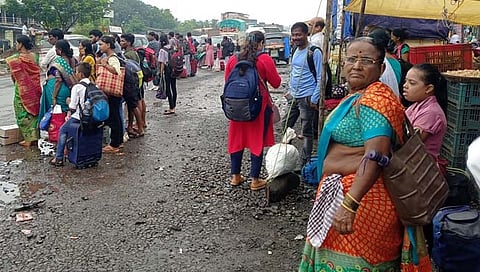 रायगड : कोकण रेल्वे ठप्प, आंबेवाडी नाक्यावर एसटीसाठी प्रवाशांची गर्दी