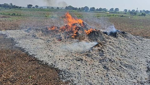 हिंगोली: लाख शिवारात ५ एकरातील सोयाबीनची गंजी जळून खाक