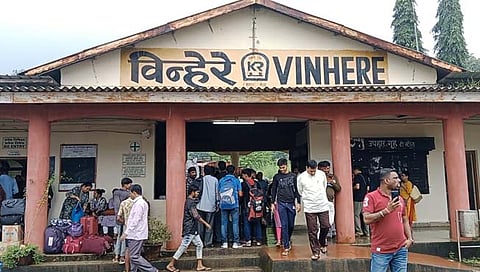 रायगड: विन्हेरे रेल्वे स्थानकावर ८ तासांपासून मस्त्यगंधा एक्सप्रेस खोळंबली