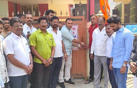 सिडको : आमदार सिमा हिरे यांच्या संपर्क कार्यालयाला कुलूप लावताना आंदोलनकर्ते