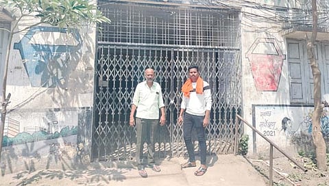 हिंगोली: नगरसेविकेच्या पतीने सेनगाव नगरपंचायतीला ठोकले टाळे