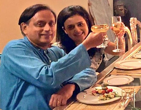 महुआ मोईत्रा-शशी थरूर