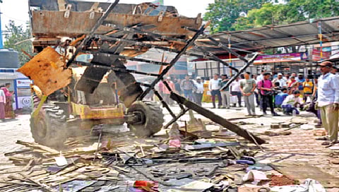 चप्पल स्टँड काढण्यावरून वादावादी