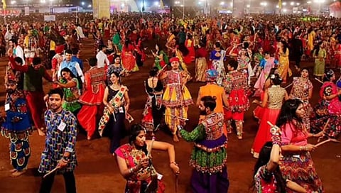 gujarat garba heart attack news : गुजरातमध्ये गरबा खेळताना मुलाचा हृदयविकाराच्या झटक्याने मृत्यू, व्हिडिओ व्हायरल