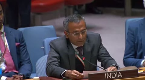 संयुक्त राष्ट्र सुरक्षा परिषदेतील बैठकीत बाेलताना भारताचे उप-स्थायी प्रतिनिधी आर रवींद्र.