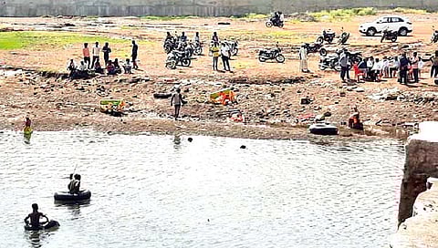 मुंबई पोलिसांकडून गिरणा नदीत ड्रग्जचा शोध