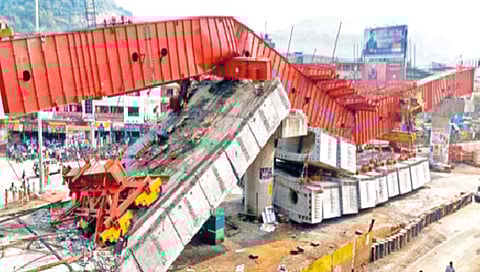 chiplun flyover : चिपळुणात क्रेनसह उड्डाणपूल कोसळला