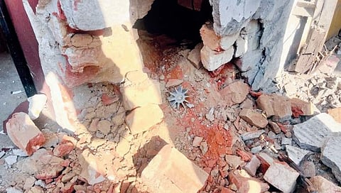 पाकमध्ये सात तास गोळीबार