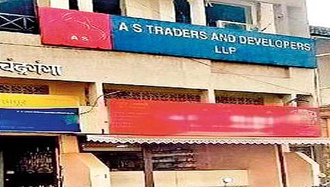 ए. एस. ट्रेडर्सचा फरार संचालक पोलिसांत