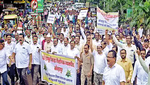 शिक्षण खासगीकरण विरोधात गुरुजींचा एल्गार