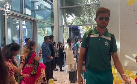 Pak team welcome Controversy : अहमदाबादच्या हॉटेलमध्ये पाक संघाच्या जल्लोषी स्वागतावर नेटिझन्स नाराज(Video)
