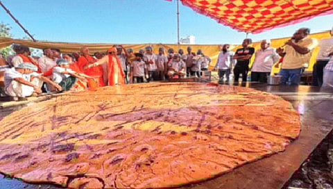 130 किलो आटा, 185 किलोची रोटी!