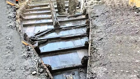 रस्ता करीत असताना सापडली दोनशे वर्षांपूर्वीची लाकडी नौका