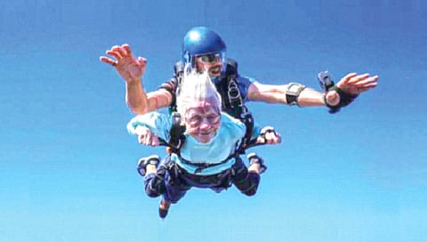 104 वर्षांच्या ‘स्कायडायव्हर’ आजींचे निधन