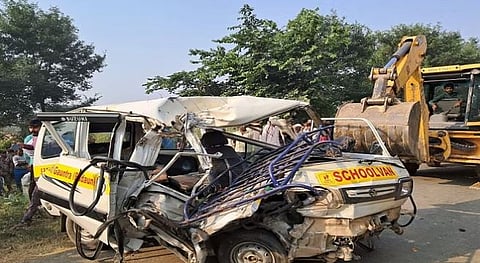 अपघातानंतर स्कूल व्हॅनची झालेली अवस्था.