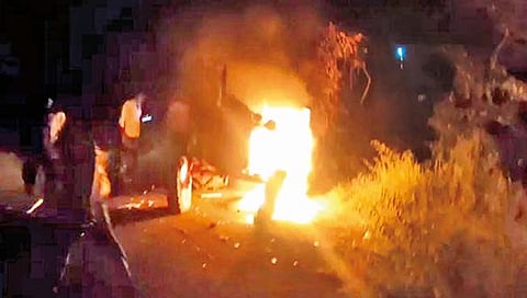 कोल्हापूर : ‘स्वाभिमानी’ने निमशिरगाव येथे ऊस वाहतूक ट्रॅक्टर पेटविला