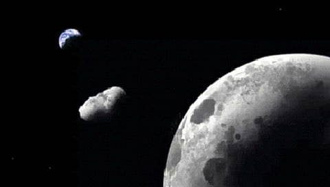 पृथ्वीभोवती फिरत आहे चंद्राचा तुकडा?