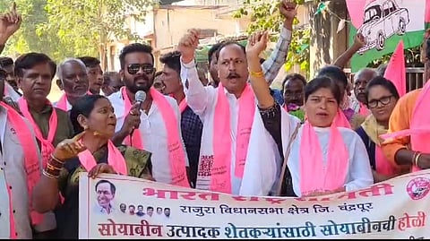 चंद्रपूर : तहसील कार्यालयासमोर सोयाबीनचे ढिग पेटवून राज्य सरकारचा निषेध