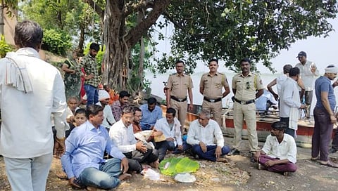 जळगाव : जिल्हा प्रशासनाचे स्वाभिमानी शेतकरी संघटनेने घातले पिंडदान