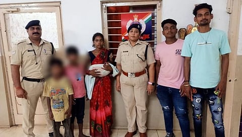 नाशिक : पाणी घ्यायला खाली उतरली, गाडी सुटली अन्…