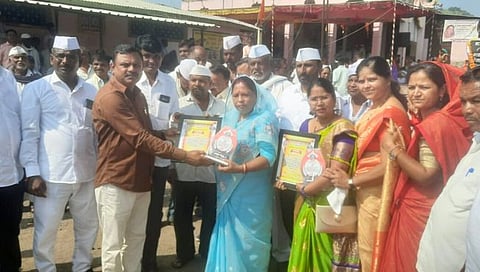 धुळे : शेवडीपाडा येथे ज्ञानेश्वरी पारायनाचा समारोप; पगारे, पाटील यांना पुरस्कार