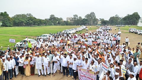 ईदगाह मैदान येथे निदर्शन करताना प्राथमिक शिक्षक(छाया : हेमंत घोरपडे)