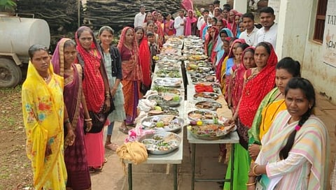 धुळे : पश्चिम पट्ट्यातील चावडी पाडा येथे वनभाजी महोत्सव ; 30 महिलांनी घेतला सहभाग