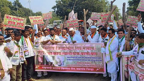 Jalgaon News : जिल्ह्यातील तिन्ही मंत्र्यांचे फोटो बॅनवर उलटे लावून राष्ट्रवादीचा मोर्चा