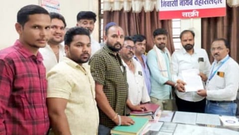 धुळे : अन्नभेसळच्या अधिकाऱ्यांकडून आमचा मानसिक छळ ; शेतकऱ्यांची तक्रार