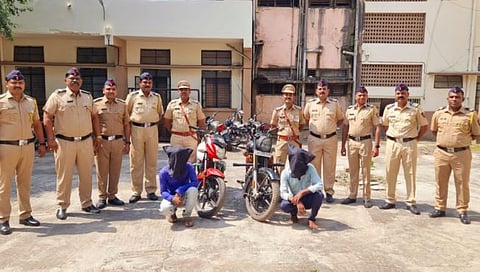 Dhule Crime : ठाण्यातील व्यापाऱ्यावर दरोडा घालणाऱ्या टोळीतील दोघांना बेड्या