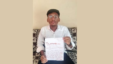 Jalgaon News : पाण्यासाठी रक्ताने लिहिले पत्र, शेतकरीपुत्राचे मुख्यमंत्र्यांना अनोखे साकडे