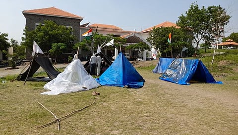 नांदगाव : पंचायत समितीच्या आवारात प्रहारच्या वतीने उभारण्यात आलेल्या झोपड्या.