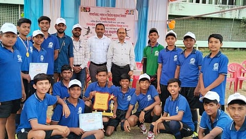 जळगाव : निवासी शाळांच्या विभागस्तरीय फुटबॉल स्पर्धेत चाळीसगाव संघास विजेतेपद