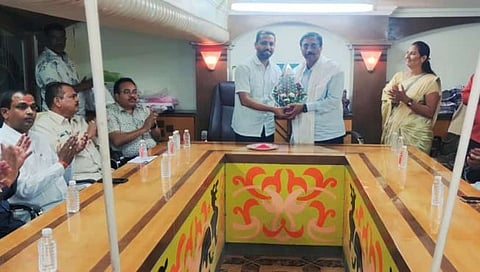 नाशिक : जिल्हा फेडरेशनचे अध्यक्ष डॉ. ढिकले यांच्या देवळा येथील पतसंस्थांना भेटी